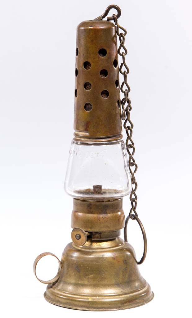 MANHATTAN BRASS CO. BRASS HURRICANE / SKATER'S LANTERN (1 of 1)