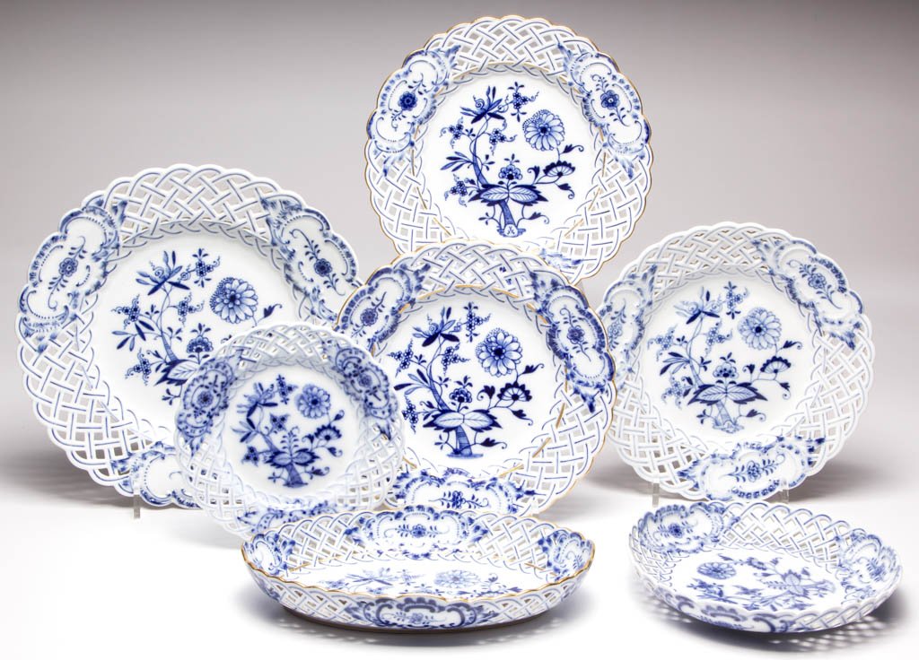 MEISSEN BLUE ONION TABLE ARTICLES, LOT OF SIX (1 of 1)