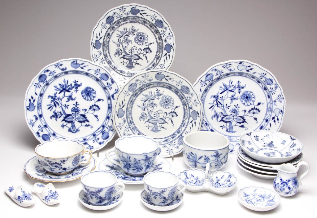 ASSORTED BLUE ONION PORCELAIN TABLE ARTICLES, LOT OF 23 (1 of 1)