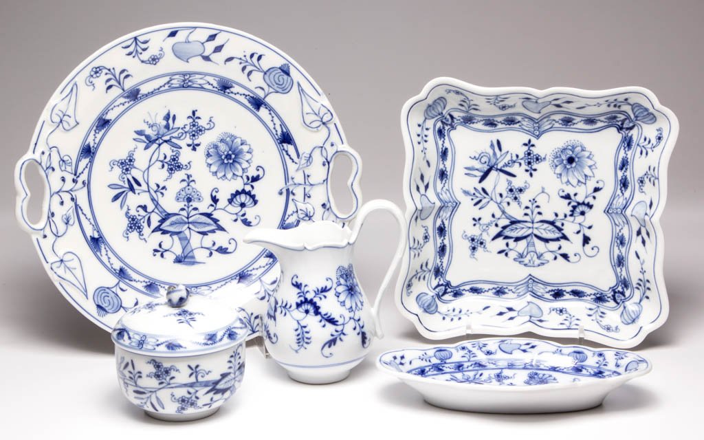 ASSORTED BLUE ONION PORCELAIN TABLE ARTICLES, LOT OF (1 of 1)