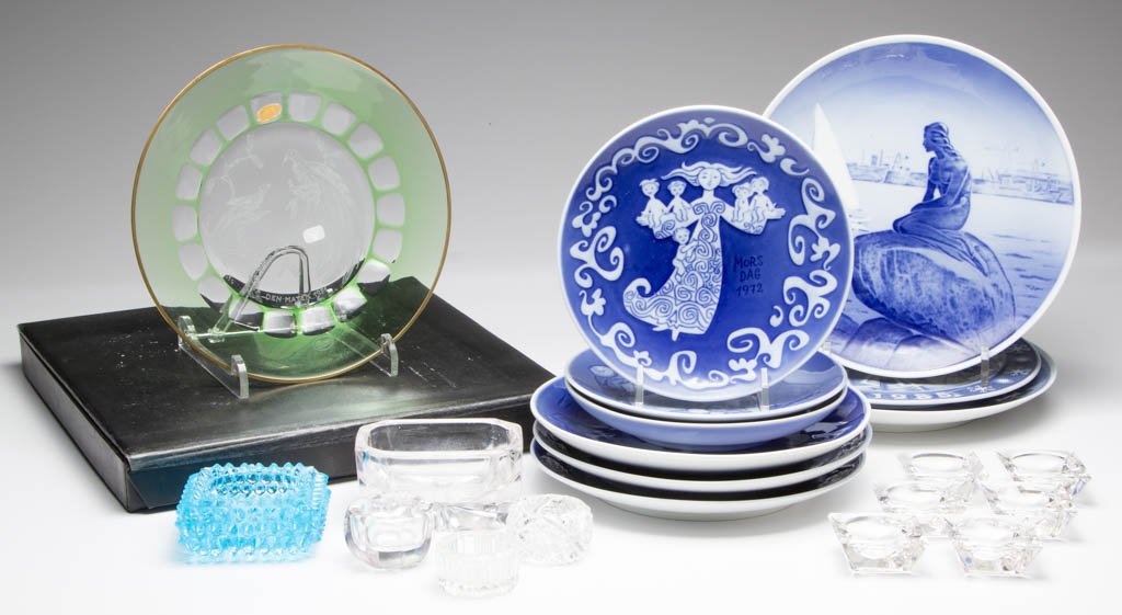 ASSORTED PORCELAIN AND GLASS ARTICLES, LOT OF 21 (1 of 1)