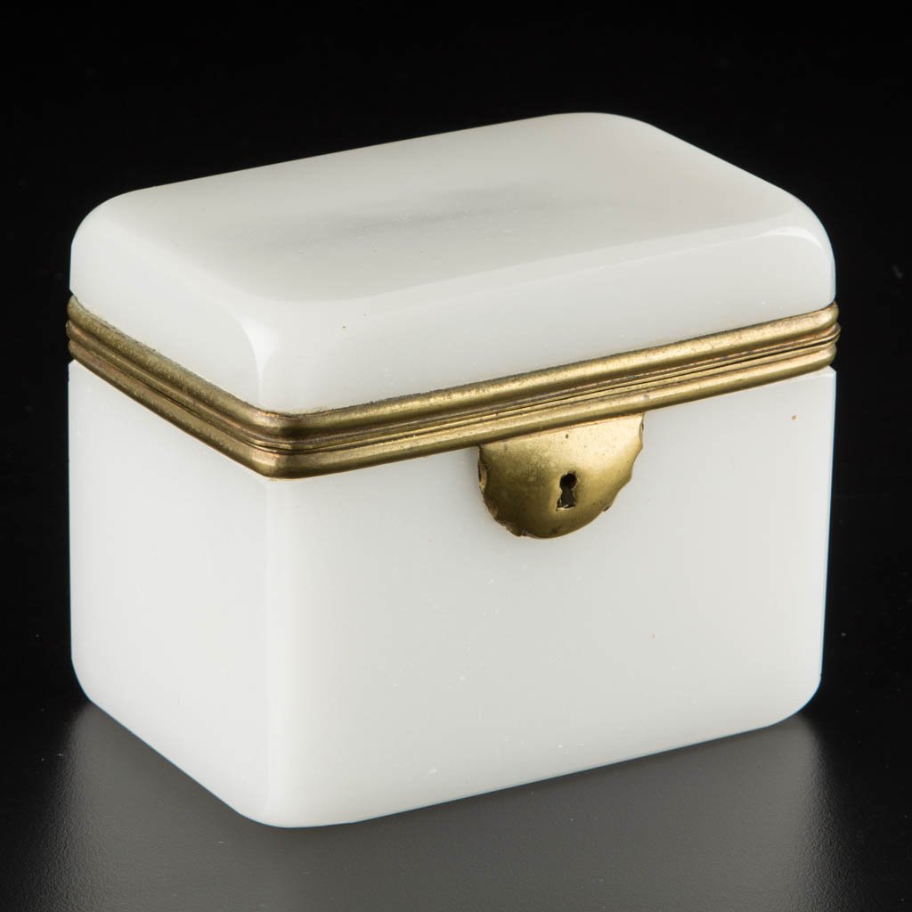 CONTINENTAL OPALINE JEWELRY CASKET (1 of 1)