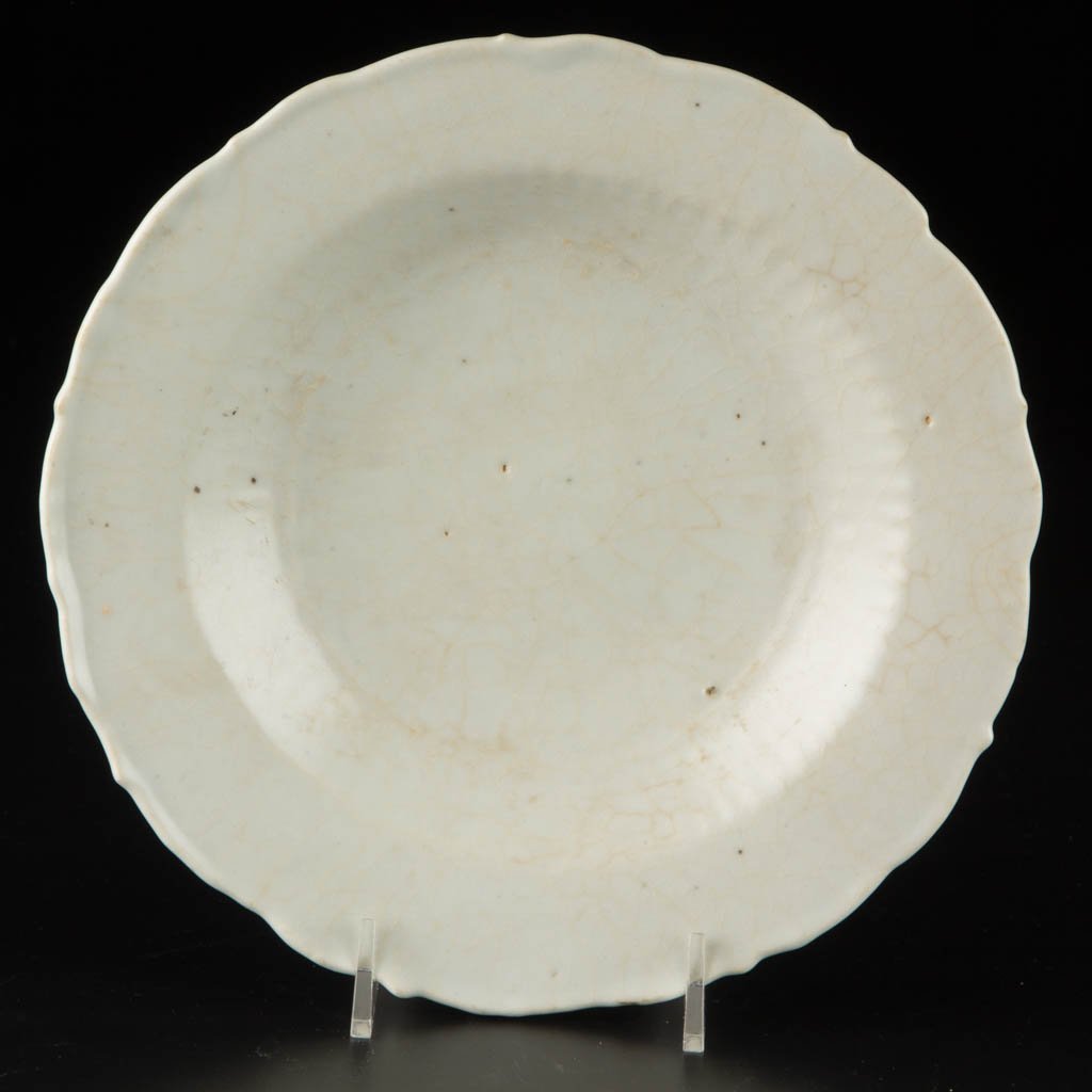 CHINESE MING DYNASTY CERAMIC DISH (1 of 2)