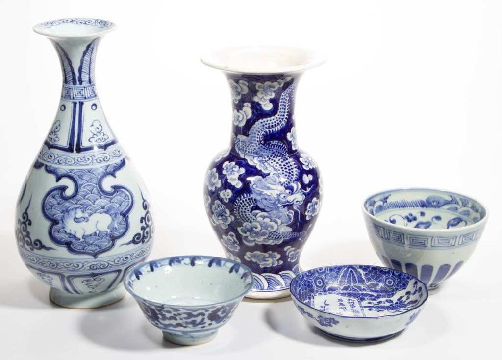 ASIAN BLUE AND WHITE PORCELAIN ARTICLES, LOT OF FIVE (1 of 10)