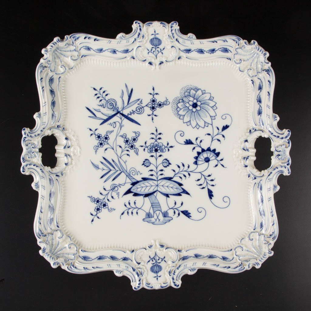 GERMAN MEISSEN PORCELAIN "BLUE ONION" PATTERN SERVING (1 of 2)