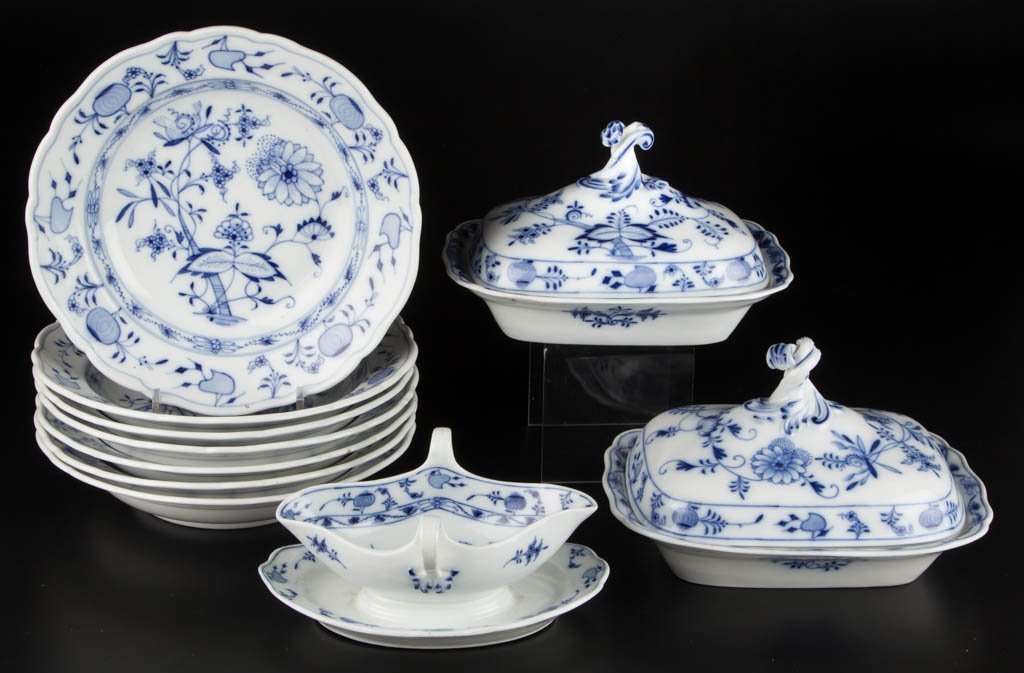 GERMAN MEISSEN PORCELAIN "BLUE ONION" PATTERN TABLE (1 of 1)
