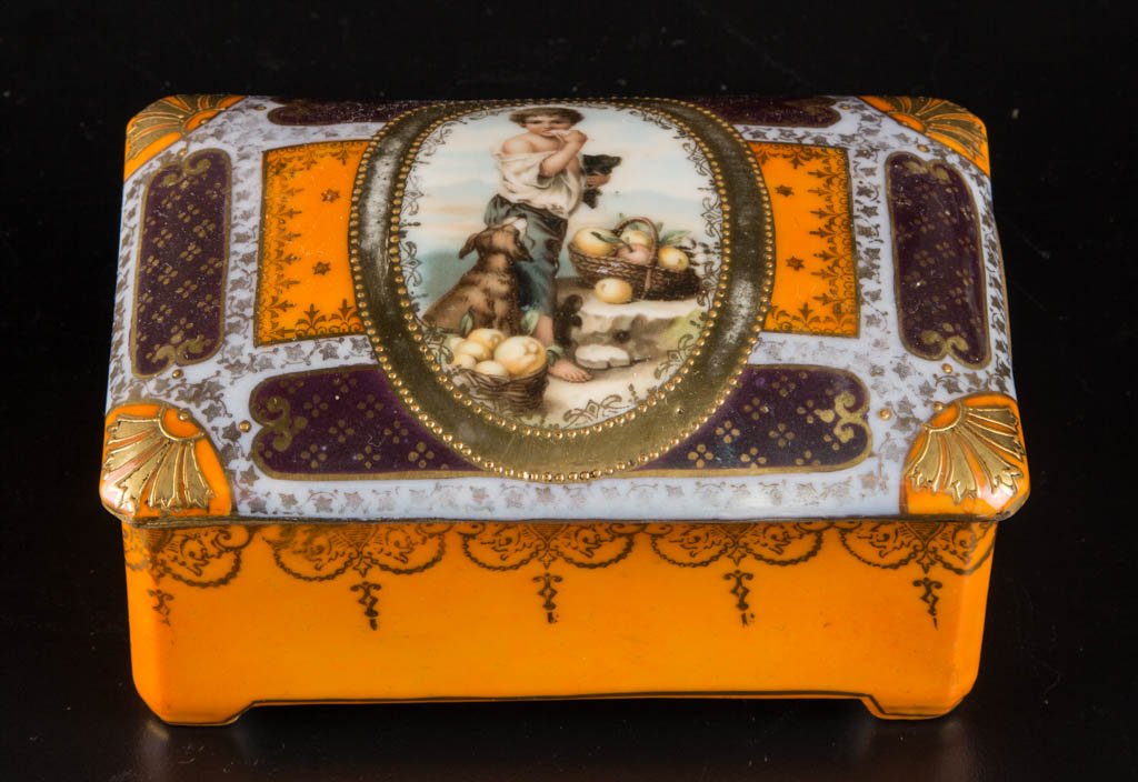 E. S. PRUSSIA / ROYAL SAXE PORCELAIN COVERED BOX (1 of 1)
