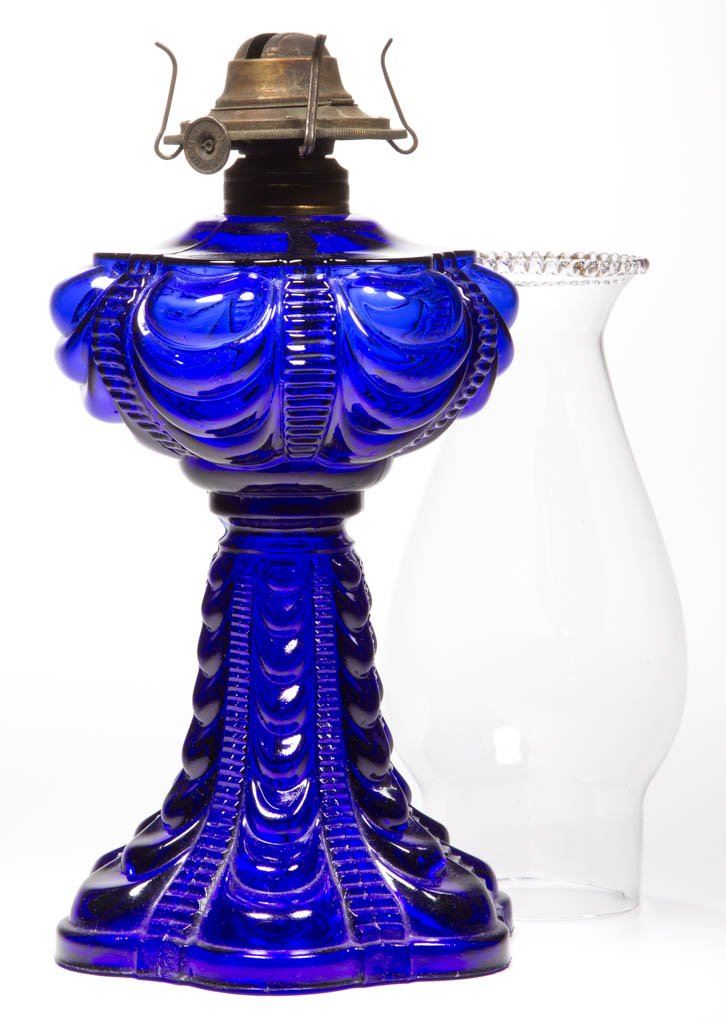 COOLIDGE DRAPE / BELLEVUE (OMN) KEROSENE STAND LAMP (1 of 1)