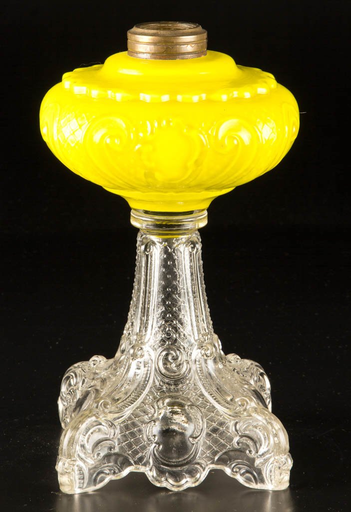 PRINCESS FEATHER KEROSENE STAND LAMP (1 of 1)