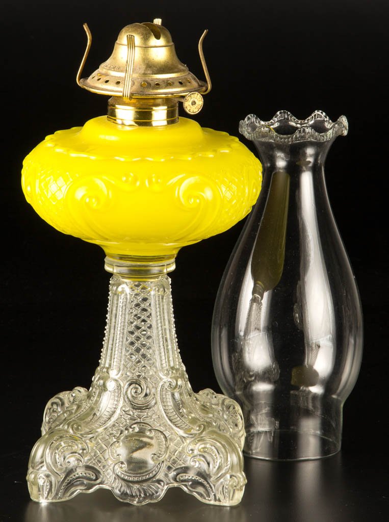 PRINCESS FEATHER KEROSENE STAND LAMP (1 of 1)