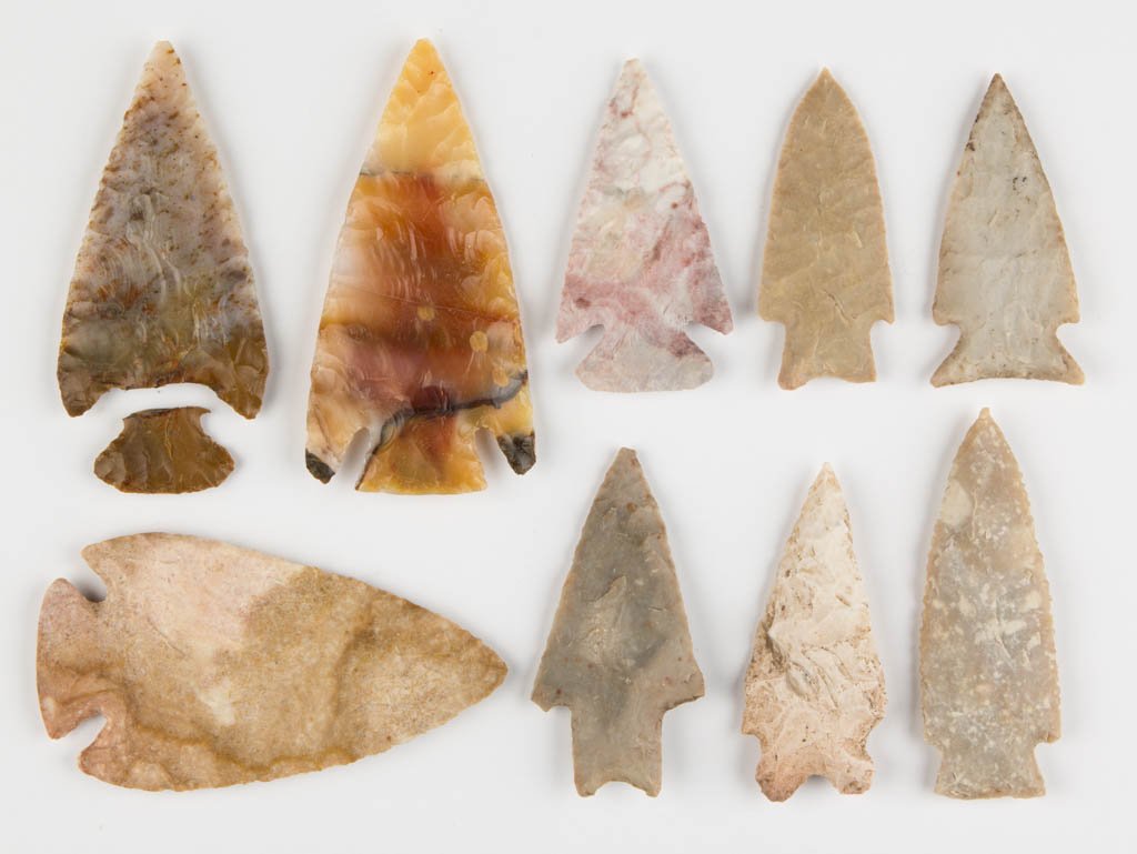 NATIVE AMERICAN STONE POINTS, LOT OF EIGHT: NATIVE AMERICAN STONE POINTS, LOT OF EIGHT, each notched, including an example with defined notches and straight base attributed as a Marshall point. Together with a notched stone point of possible la