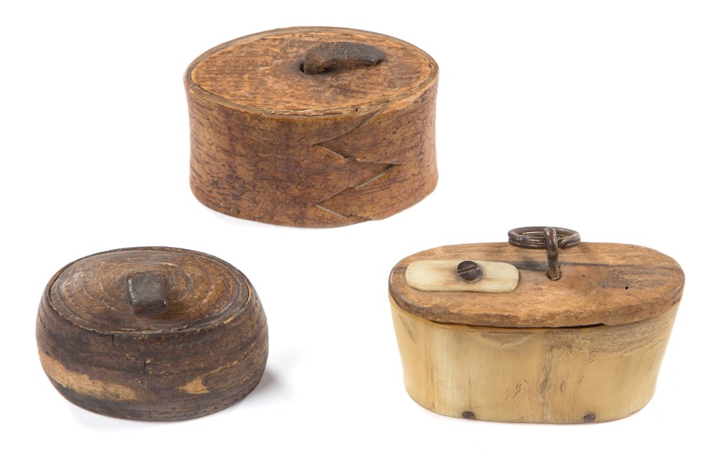 ANTIQUE SNUFF BOXES, LOT OF THREE: ANTIQUE SNUFF BOXES, LOT OF THREE, comprising a horn example, a bentwood example with stamped decorations, and a treenware example with tiny sawtooth bands, each with orignal cover. 19th century. 1 1/