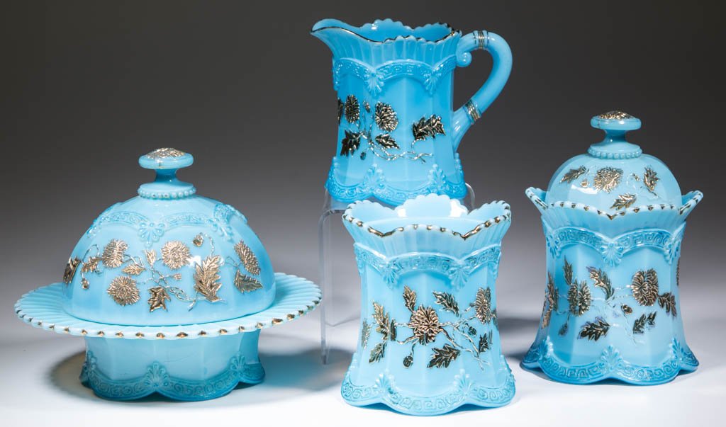 CHRYSANTHEMUM SPRIG / PAGODA (OMN) TABLE ARTICLES, LOT: CHRYSANTHEMUM SPRIG / PAGODA (OMN) TABLE ARTICLES, LOT OF FOUR, opaque blue with blue stain and gilt decoration, comprising a covered butter dish, a covered sugar bowl, a creamer, and an open sugar, e
