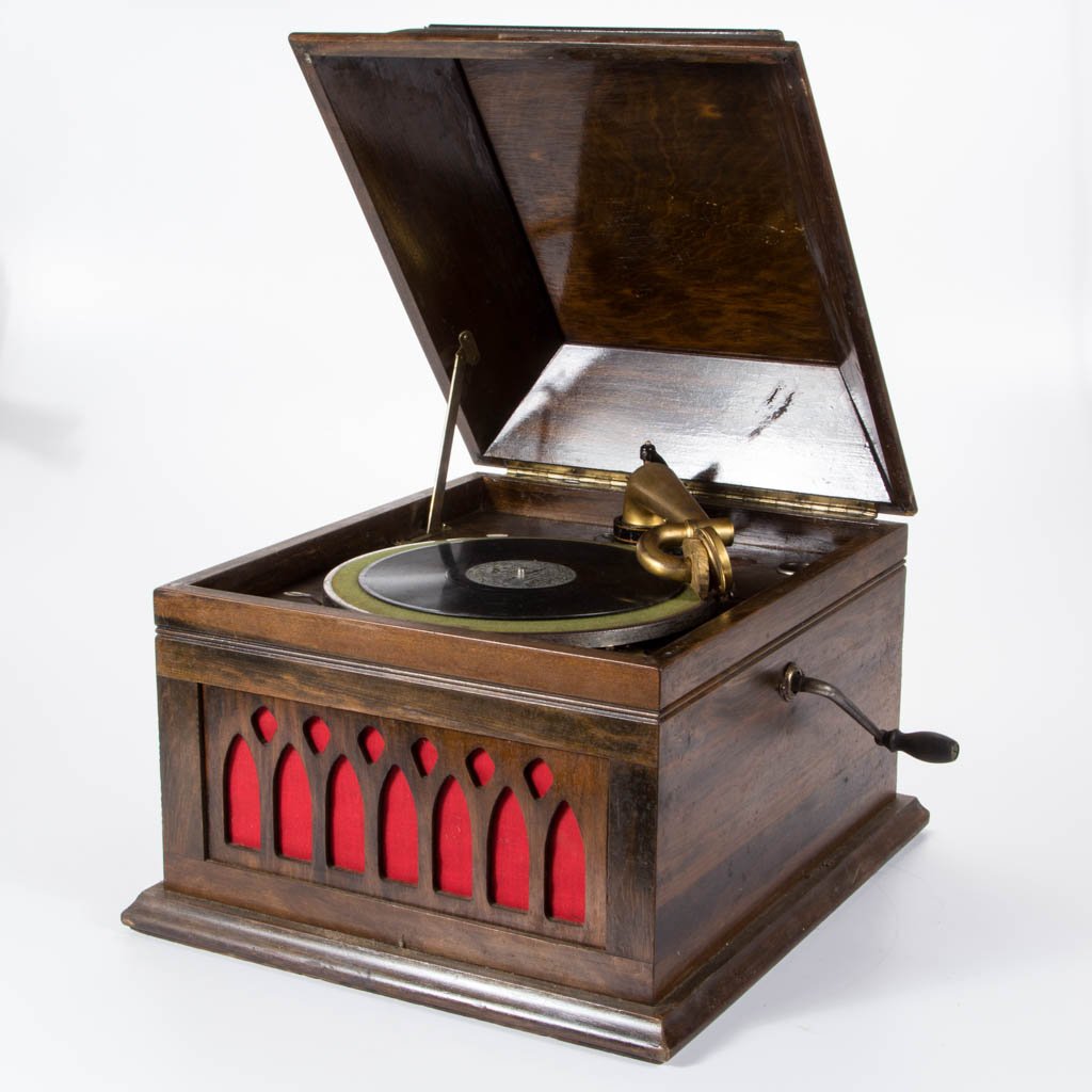 DAVIS TABLETOP PHONOGRAPH (1 of 3)