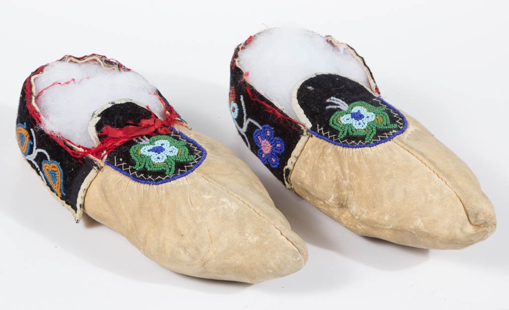 PAIR OF NATIVE AMERICAN OJIBWA BEADWORK MOCCASINS (1 of 4)