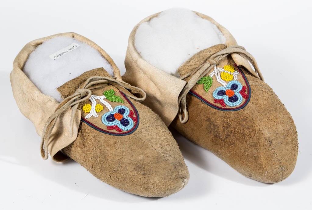 PAIR OF NATIVE AMERICAN CHIPPEWA BEADWORK MOCCASINS (1 of 3)