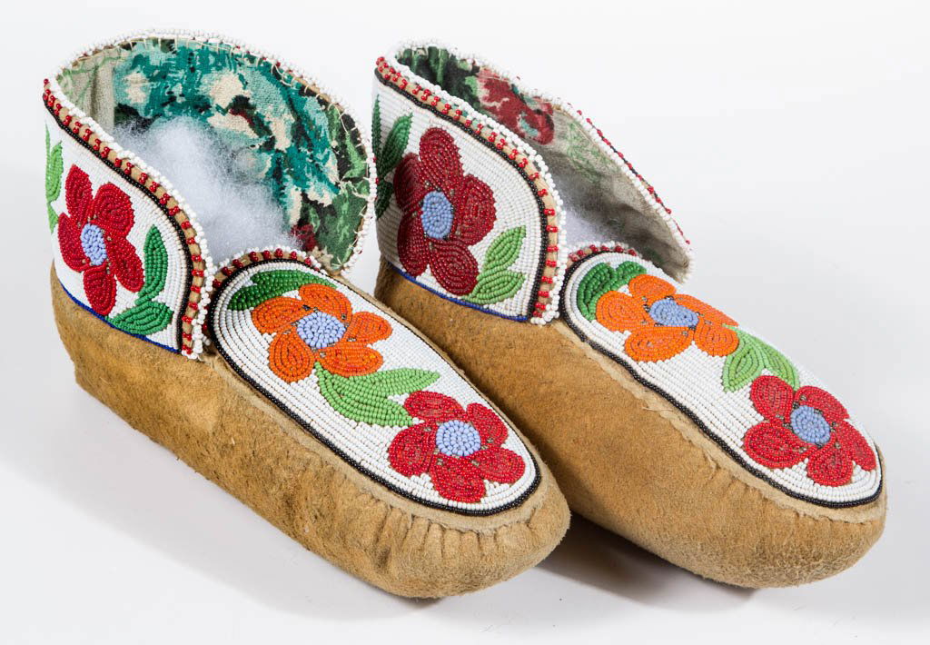 PAIR OF NATIVE AMERICAN CHIPPEWA BEADWORK MOCCASINS (1 of 2)