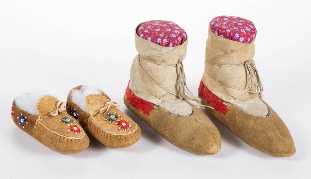 PAIR OF NATIVE AMERICAN BEADWORK CHILD'S MOCCASINS (1 of 5)