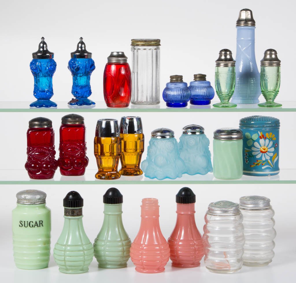 ASSORTED 20TH CENTURY GLASS SHAKERS, LOT OF 23: ASSORTED 20TH CENTURY GLASS SHAKERS, LOT OF 23, various colors, including two blue Fenton Rose, two green Hocking Cameo, and two pale blue Rose examples. Together with a paint decorated tin sugar shak