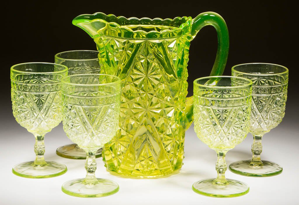 DAISY AND BUTTON WITH V ORNAMENT / BEATTY NO. 555 (1 of 1)