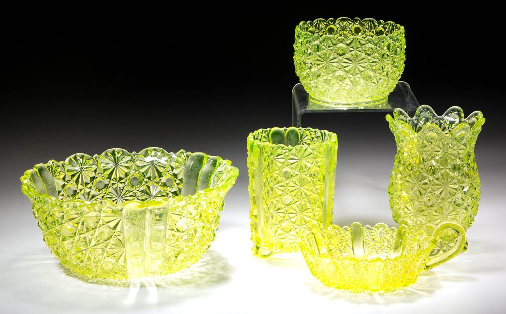 ASSORTED DAISY AND BUTTON TABLE ARTICLES, LOT OF FIVE (1 of 1)