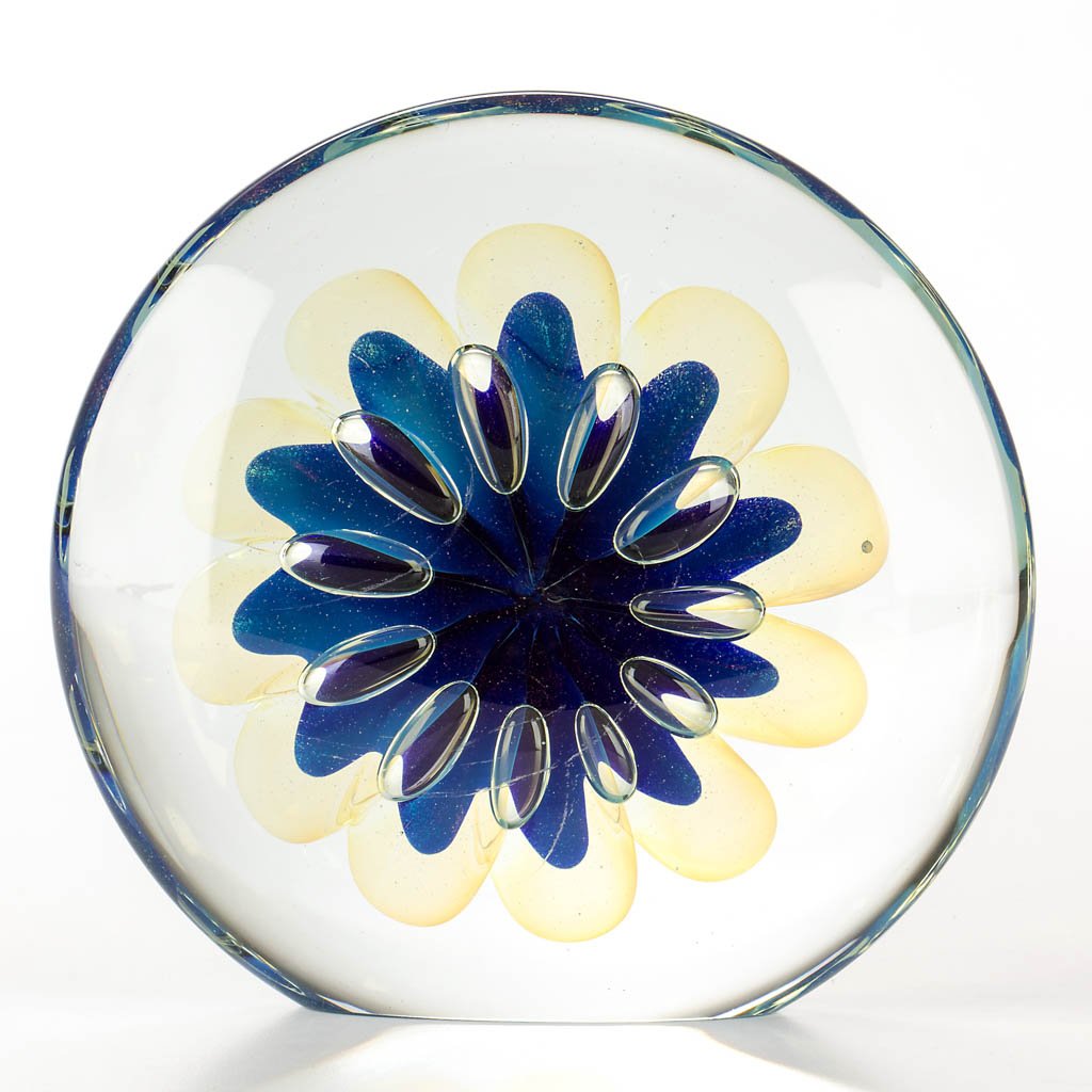 EICKHOLT STUDIO ART GLASS PAPERWEIGHT (1 of 2)