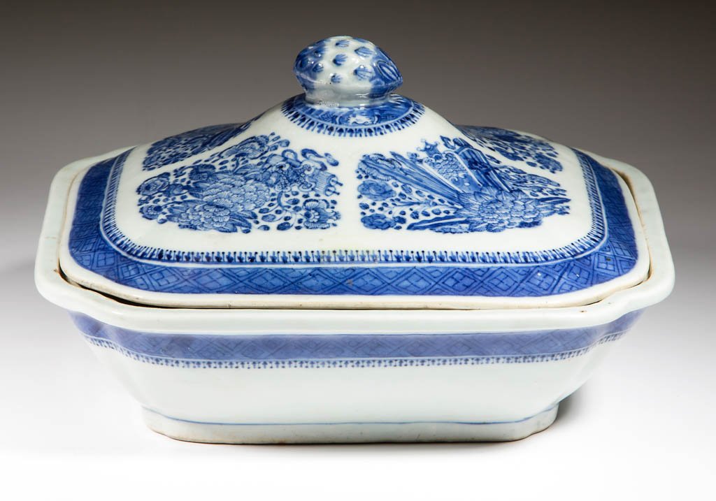 CHINESE EXPORT FITZHUGH PORCELAIN COVERED DISH (1 of 2)
