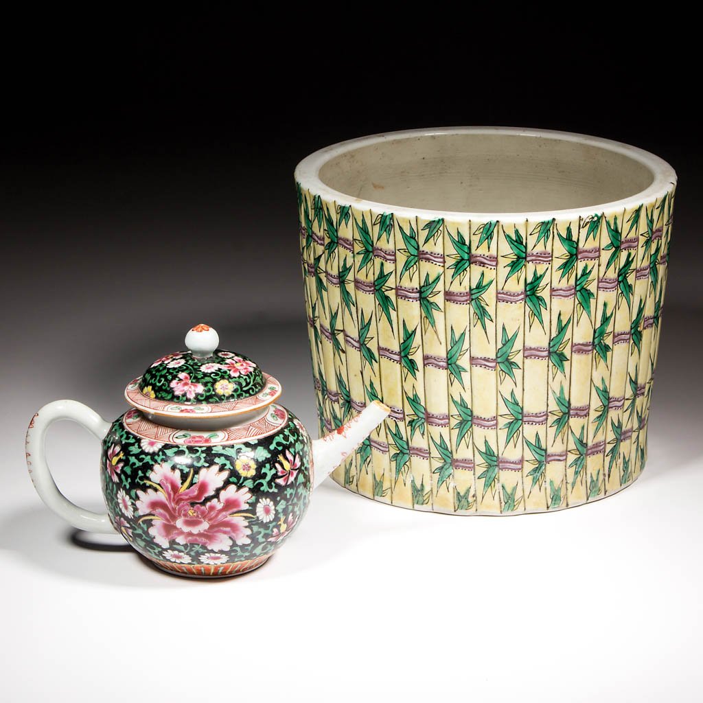 CHINESE EXPORT PORCELAIN TEAPOT AND PLANTER (1 of 5)