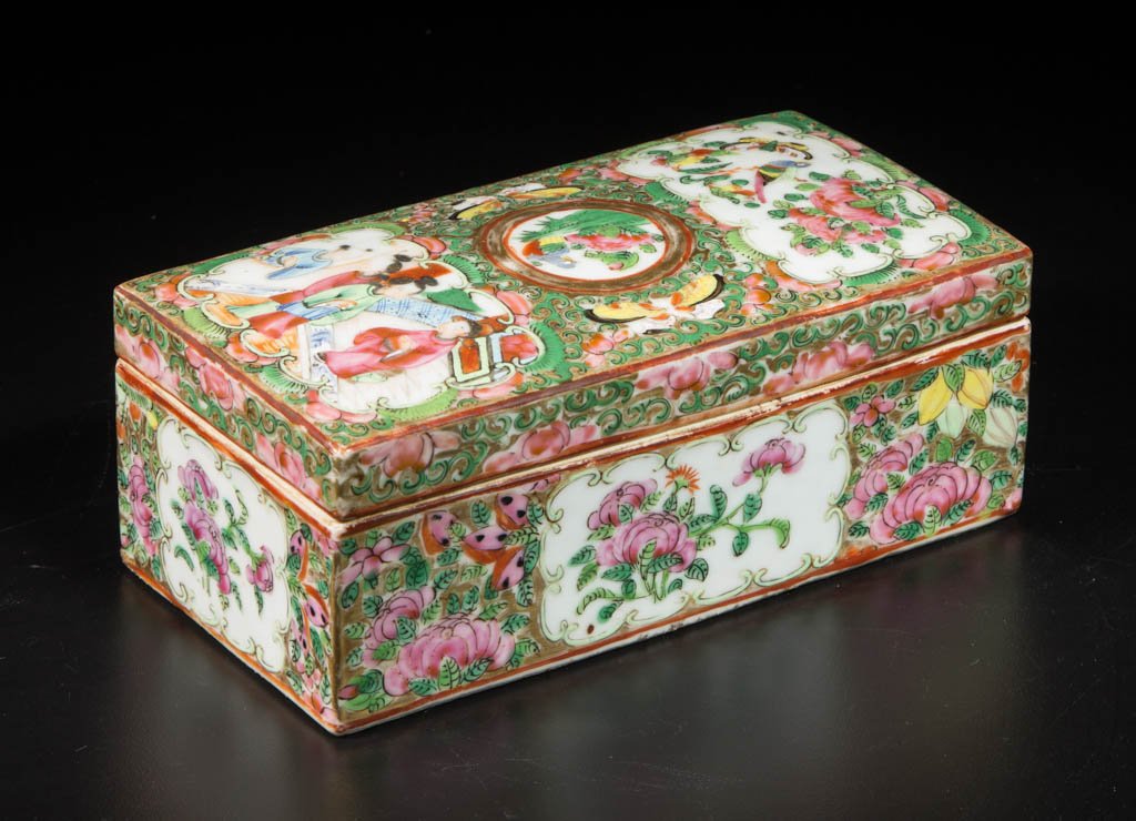 CHINESE ROSE MEDALLION PORCELAIN COVERED BOX (1 of 3)
