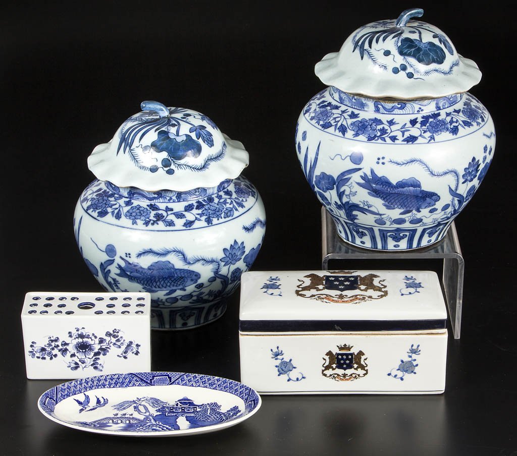 CHINESE AND CHINOISERIE PORCELAIN ARTICLES, LOT OF FIVE (1 of 1)