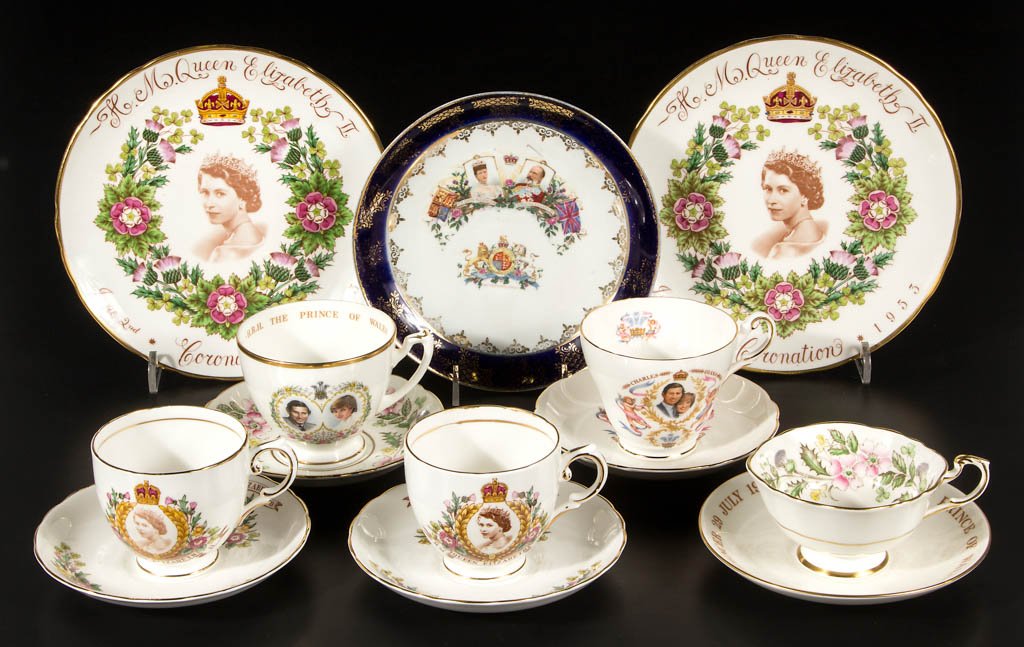 ENGLISH ROYALTY QUEEN ELIZABETH CERAMIC TABLE ARTICLES, (1 of 1)