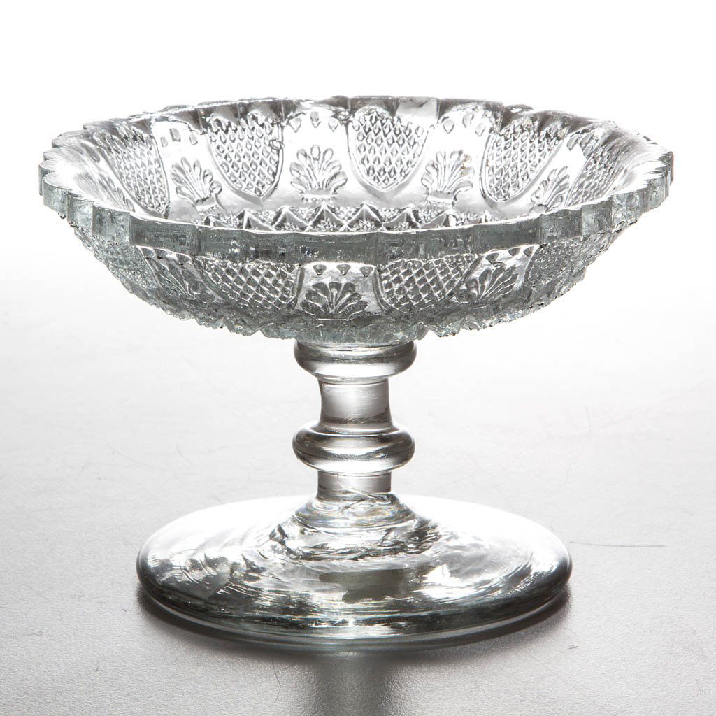 PRESSED HEART AND SHEAF DIMINUTIVE NAPPIE ON FREE-BLOWN (1 of 1)