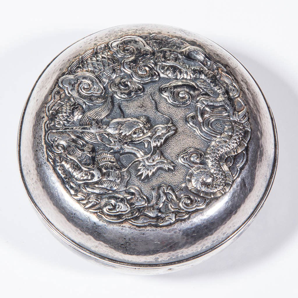 CHINESE OR JAPANESE SILVER BOX (1 of 3)