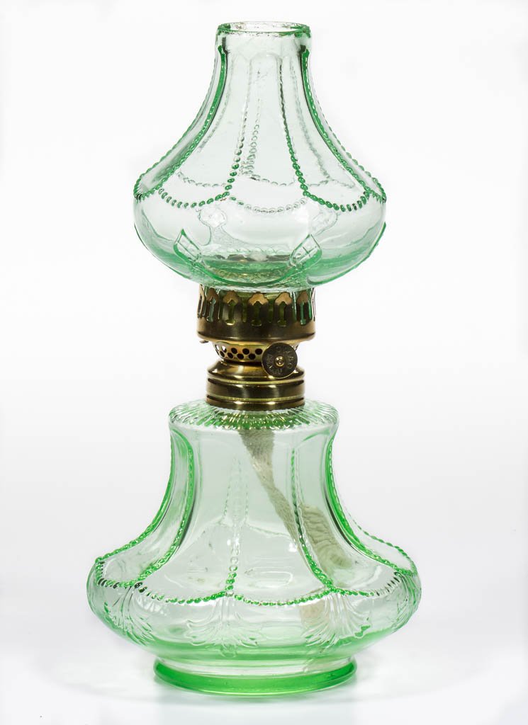 BEADED PANEL AND SHELL MINIATURE OIL LAMP (1 of 1)