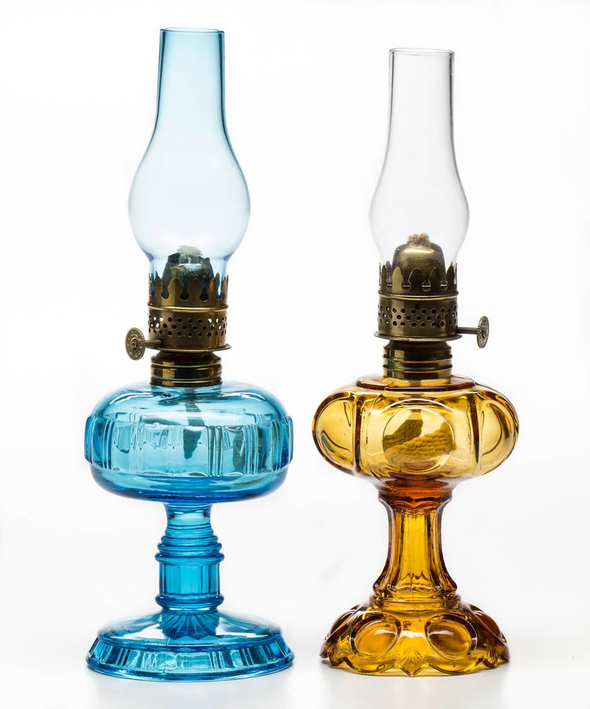 ASSORTED PATTERN MINIATURE STAND LAMPS, LOT OF TWO: ASSORTED PATTERN MINIATURE STAND LAMPS, LOT OF TWO, comprising an amber Bullseye/Daisy/Smith I, fig. 112 and a blue Central No. 310 Buckle/Smith I, fig. 118, period collars including one with patent i