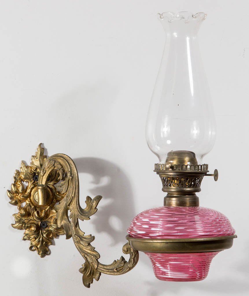 REED FONT SINGLE-ARM KEROSENE BRACKET LAMP (1 of 2)