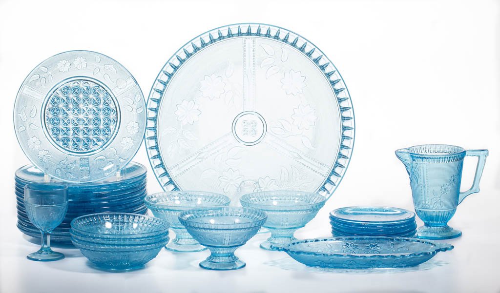 PRIMROSE / SPARKLING (OMN) TABLE ARTICLES, LOT OF 29: PRIMROSE / SPARKLING (OMN) TABLE ARTICLES, LOT OF 29, blue, comprising a wine glass, a pickle dish, a creamer, three individual sauce/berry bowls, three individual sauce/berry bowls on pedestal foot,