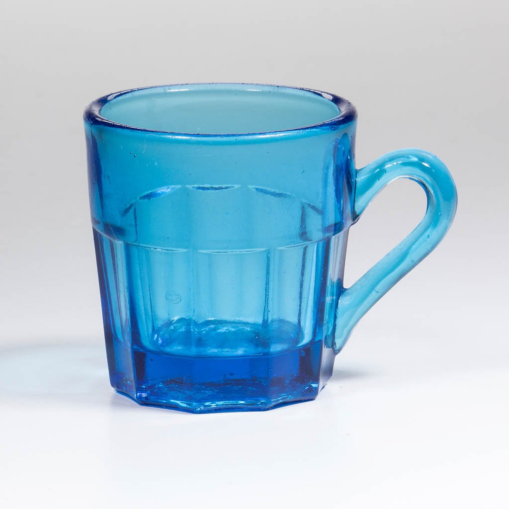 PRESSED TEN-PANEL TOY MUG: PRESSED TEN-PANEL TOY MUG, electric blue, rough pontil mark. Boston & Sandwich Glass Co. 1840-1870. 1 7/8" H.Undamaged.Literature: Parallels Barlow/Kaiser - The Glass Industry in Sandwich, Vol. 3, p.