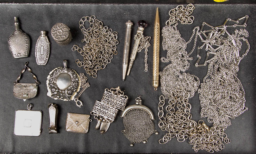 SILVER AND OTHER SEWING AND RELATED ARTICLES: SILVER AND OTHER SEWING AND RELATED ARTICLES, uncounted lot, six pieces marked sterling including a thimble case, nail clippers, and a note pad marked for William B. Kerr & Co., together with assorted