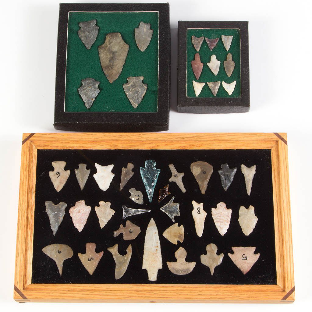 ASSORTED NATIVE AMERICAN STONE POINTS, LOT OF 42: ASSORTED NATIVE AMERICAN STONE POINTS, LOT OF 42, including projectile points, drills, and knife or scraper blades; various materials including flint and chert. In padded cases. Most appear authentic,