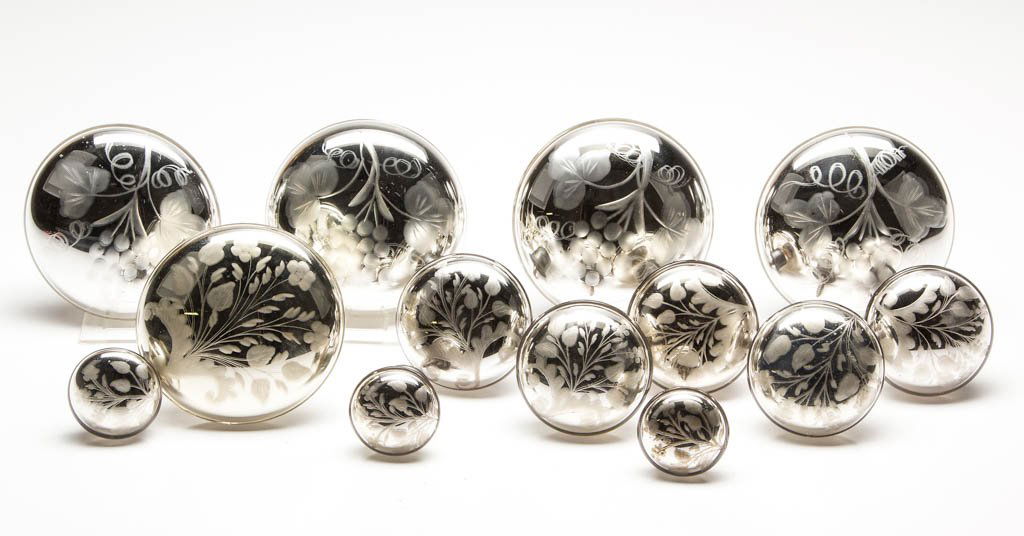 AMERICAN ENGRAVED SILVERED / MERCURY GLASS CURTAIN PINS: AMERICAN ENGRAVED SILVERED / MERCURY GLASS CURTAIN PINS / TIE BACKS AND KNOBS, LOT OF 13, comprising a set of four pins with Vintage decoration, and a set of eight knobs (two different sizes) and a pi