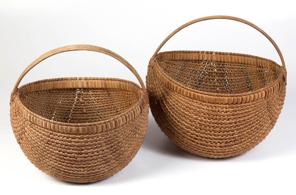 VALLEY OF VIRGINIA RIB-TYPE WOVEN-SPLINT BASKETS, LOT: VALLEY OF VIRGINIA RIB-TYPE WOVEN-SPLINT BASKETS, LOT OF TWO BY SAME MAKER, white oak with green and red dyed decoration, each of finely woven kidney form with converging ribs, wrapped double rim, arc