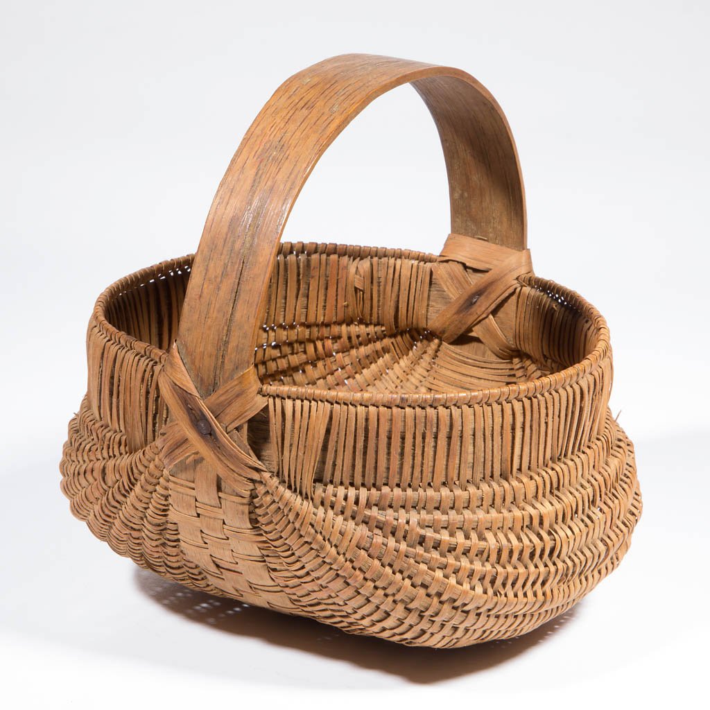 APPALACHIAN RIB-TYPE WOVEN-SPLINT BASKET: APPALACHIAN RIB-TYPE WOVEN-SPLINT BASKET, white oak, finely executed diminutive kidney form with converging ribs, wrapped double rim, arched handle with lower plaited weave, dyed weaver band to body. 
