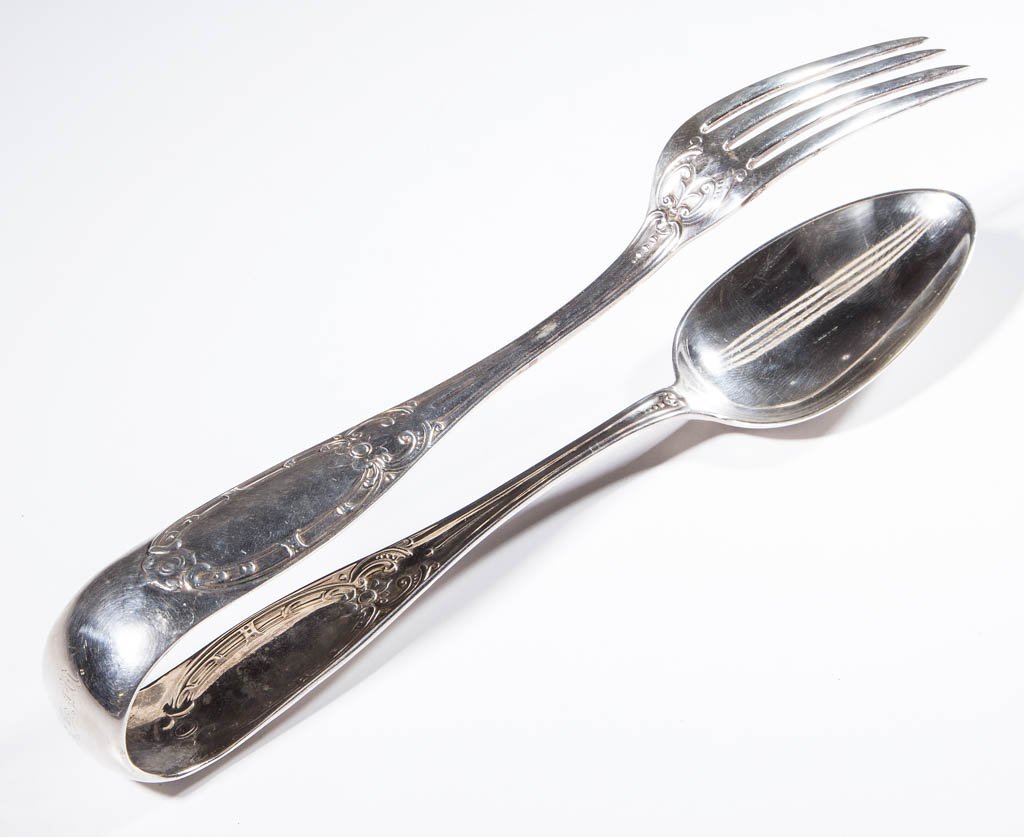 NEW YORK COIN SILVER FRIED CHICKEN SERVER: NEW YORK COIN SILVER FRIED CHICKEN SERVER, with one oval spoon end and one fork end with four tines, each with matching pattern to handle and drop, monogram to arch, marked for Gale & Willis (active c