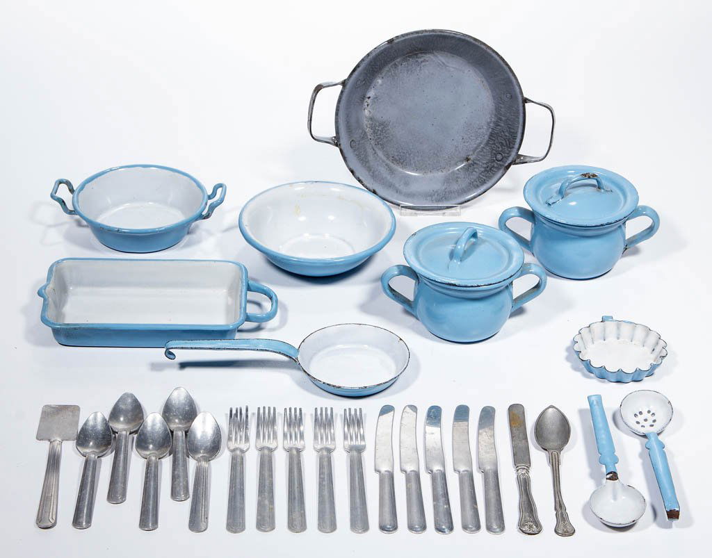 ASSORTED CHILDREN'S TOY ENAMELWARE KITCHEN / TABLE (1 of 1)
