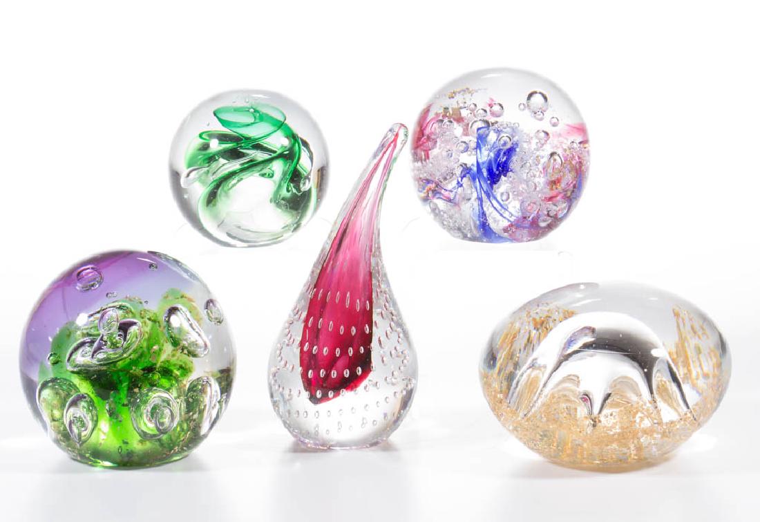 ASSORTED STUDIO ART GLASS PAPERWEIGHTS, LOT OF FIVE (1 of 4)