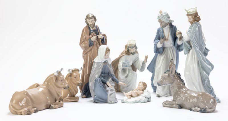 LladrÂ¢ Nao Gloss Porcelain Eight (8) Piece Nativity Set with Additional Cow, Near to Mint, (1 of 1)