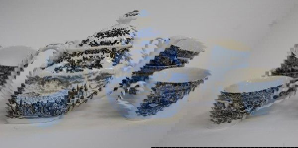 Blue and White China, Wedgewood Teapot: Wedgewood Royal Homes of Britain Teapot and 6 Tea Cups marked Made in England