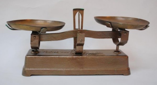 Double Beam Scale: Later Gold Paint. Marked Portee.