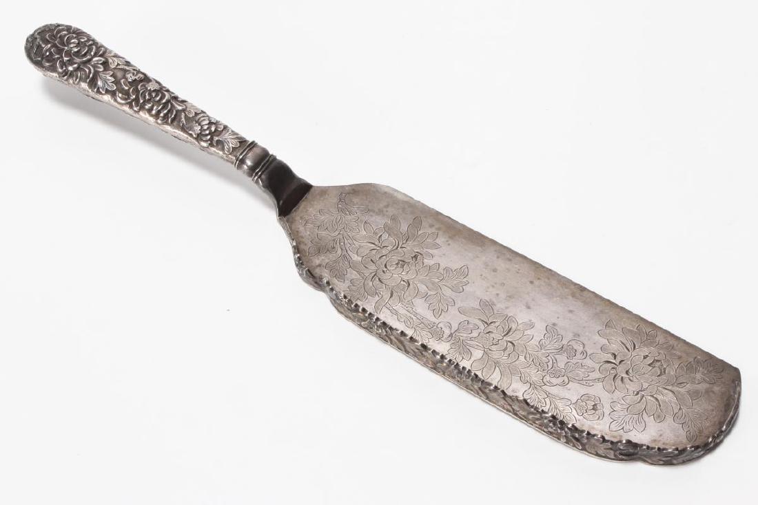 Chinese Silver Export Crumb Tidy,: mark of Luen Wo, Shanghai, with embossed chrysanthemums to handle, total weight 171gm, l 29.5cm